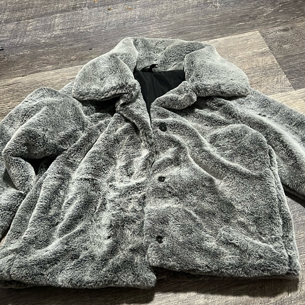 women’s medium Divided fluffy coat